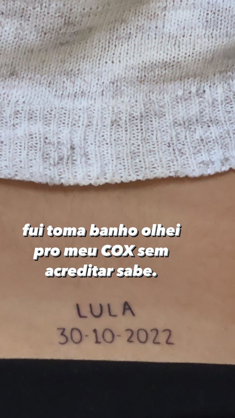 Julia Alvarenga fez tatuagem eleitoral no cóccix e viralizou