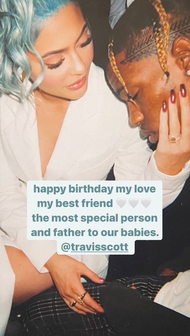 Kylie Jenner mostra intimidade com Travis Scott ao publicar clique raro
