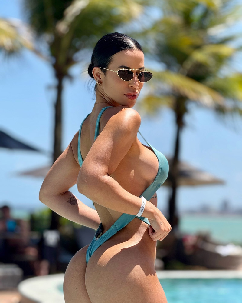 Larissa Tomásia ostentou a boa forma em maiô ultra cavado - Foto: Reprodução/ Instagram@larissatomasia