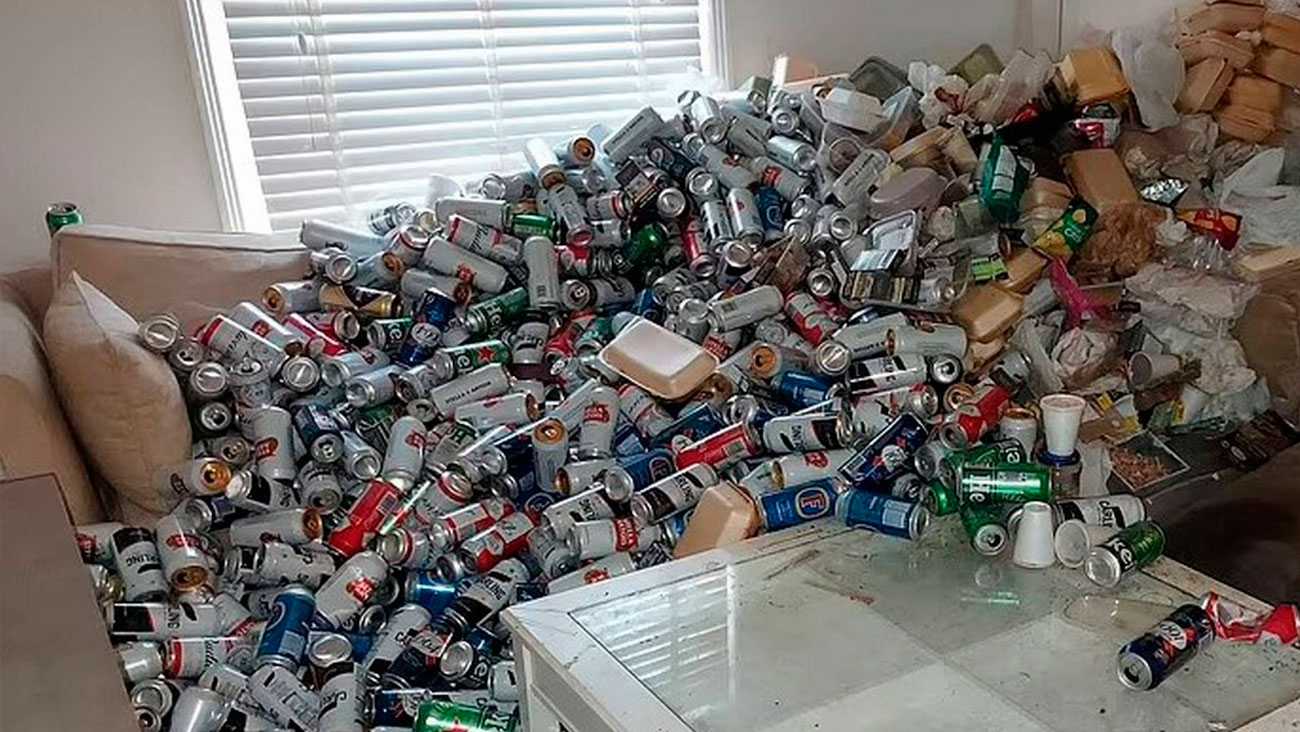 Inquilino deixou muita sujeira e 8 mil latas vazias de cerveja após ser despejado