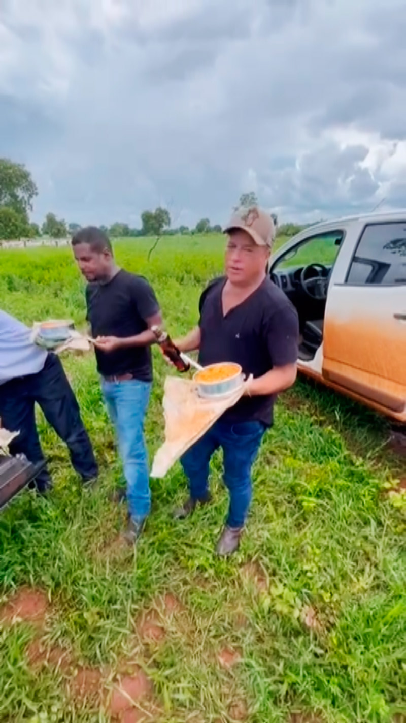 Leonardo surpreendeu fãs ao comer marmita com funcionários - Foto: Reprodução/ @leonardo