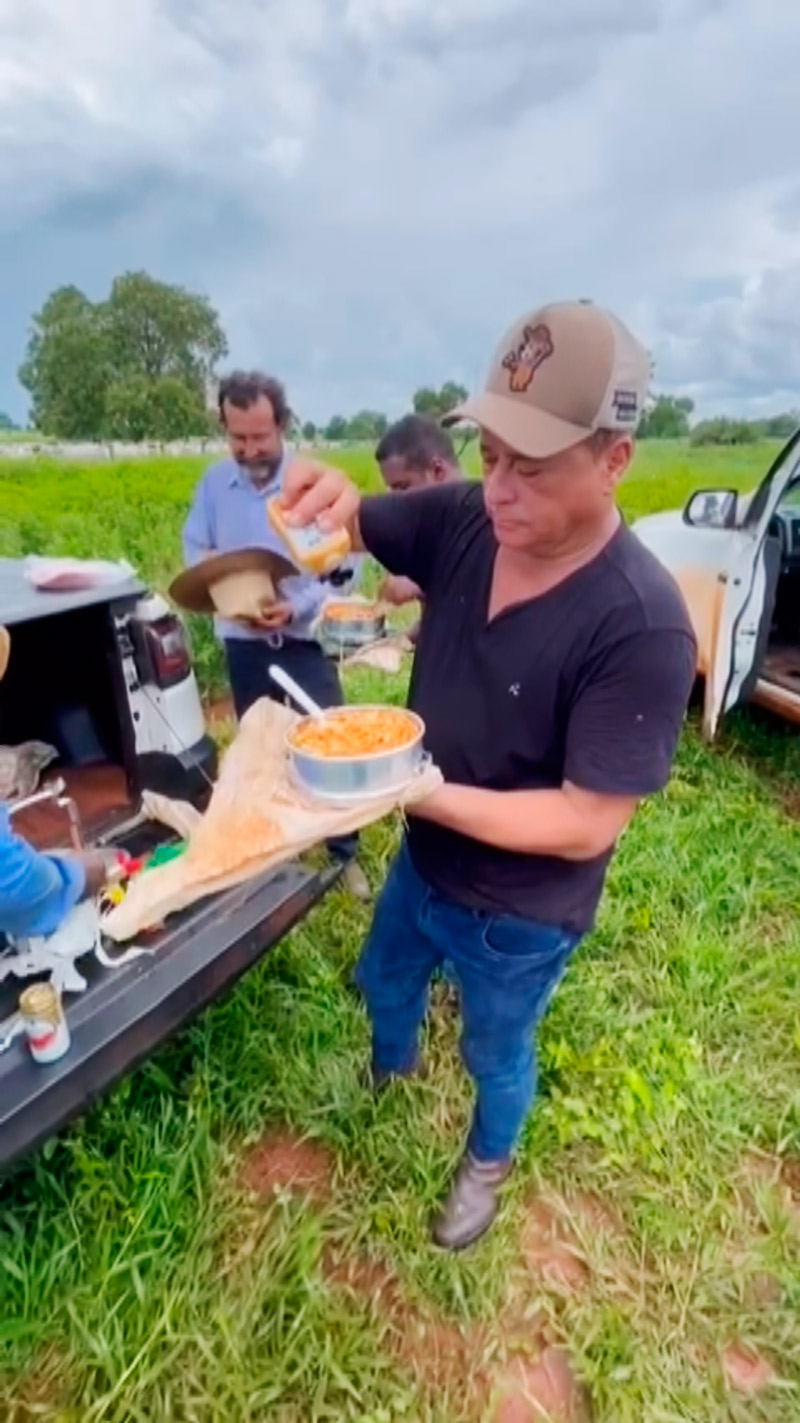 Leonardo surpreendeu fãs ao comer marmita com funcionários - Foto: Reprodução/ @leonardo