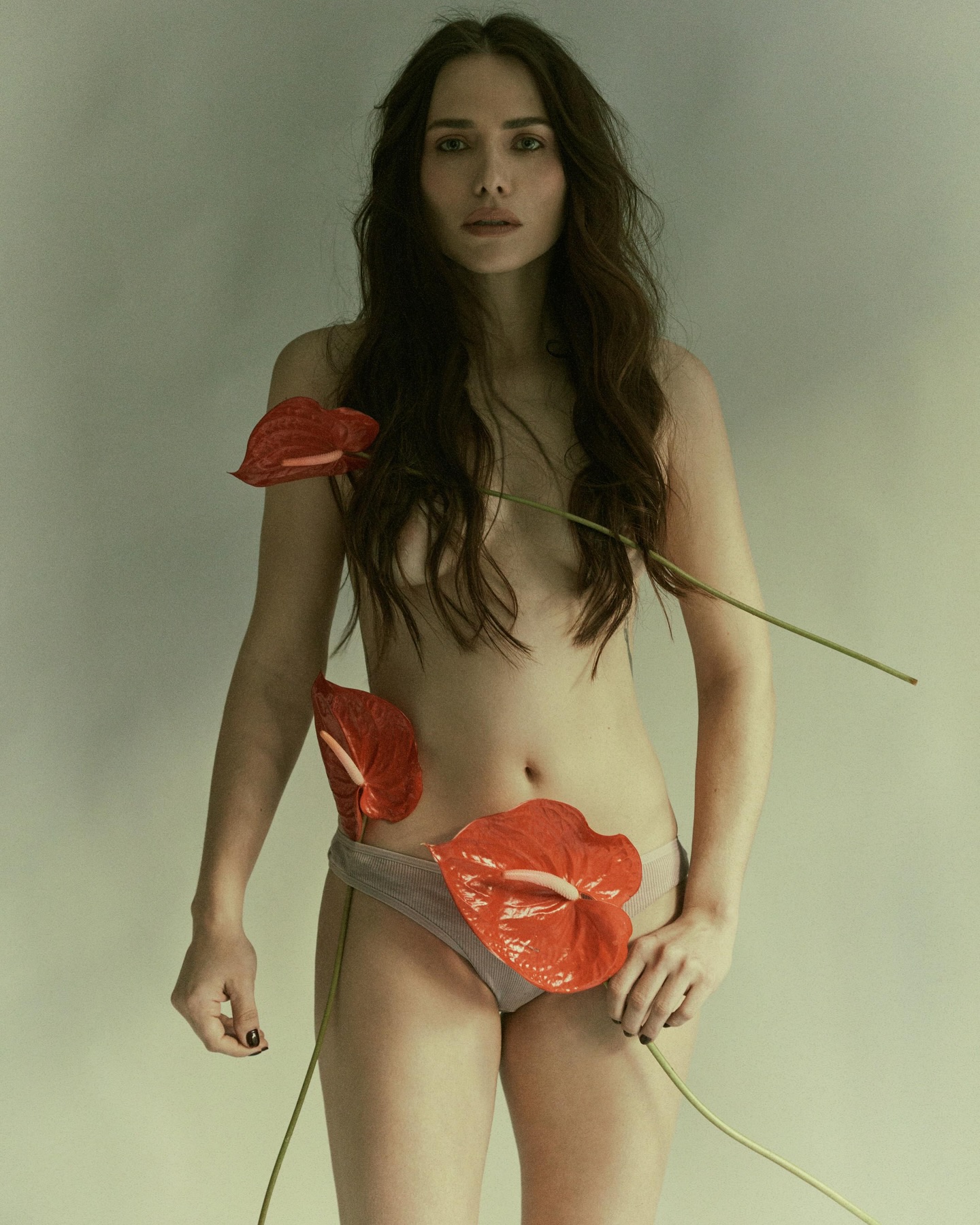 Leticia Colin surpreendeu ao posar nua para ensaio conceitual - Foto: Reprodução/ Instagram@andrenicolau