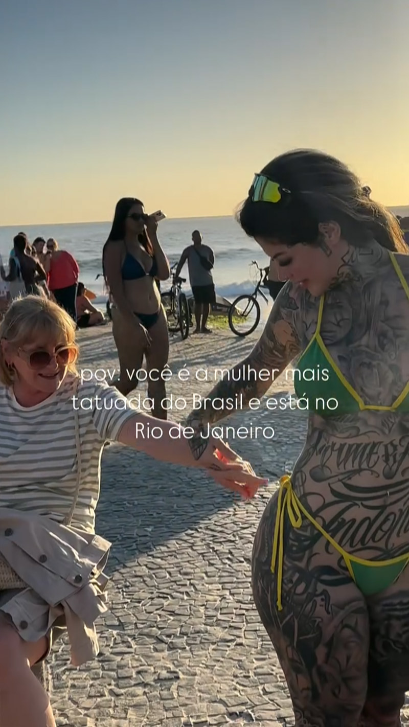 Leticia Desiree deixou turistas impressionados ao exibir corpo tatuado na praia - Foto: Reprodução/ Instagram@leticiadesiree