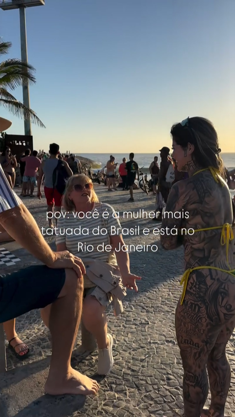 Leticia Desiree deixou turistas impressionados ao exibir corpo tatuado na praia - Foto: Reprodução/ Instagram@leticiadesiree