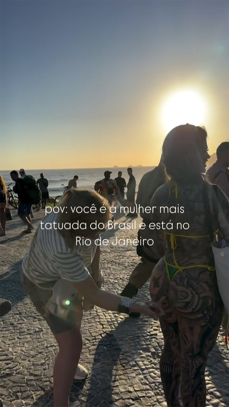 Leticia Desiree deixou turistas impressionados ao exibir corpo tatuado na praia - Foto: Reprodução/ Instagram@leticiadesiree