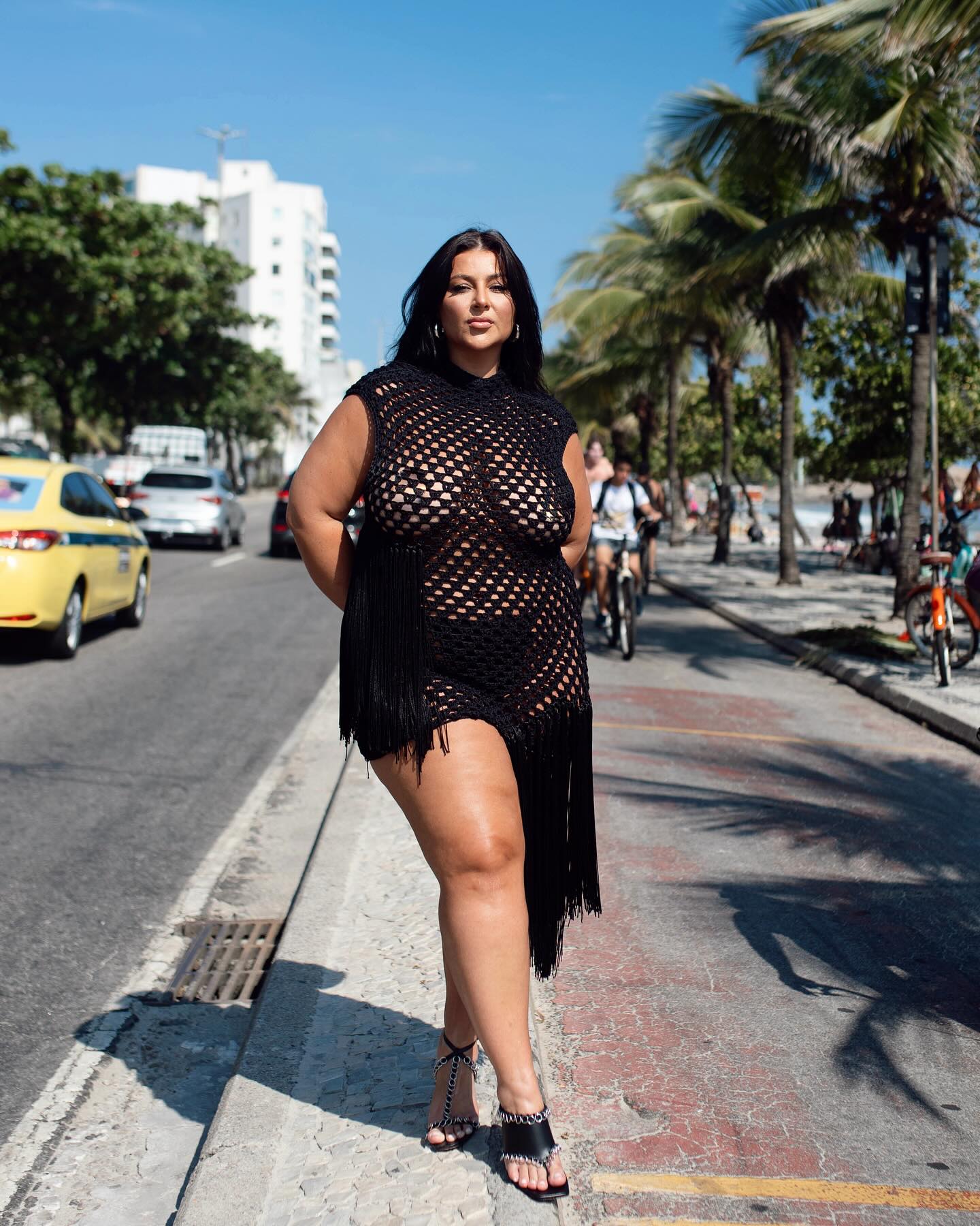 Letticia Munniz deixou seios e a calcinha à mostra em vestido de tricô - Foto: Reprodução/ Instagram@letticiamunniz