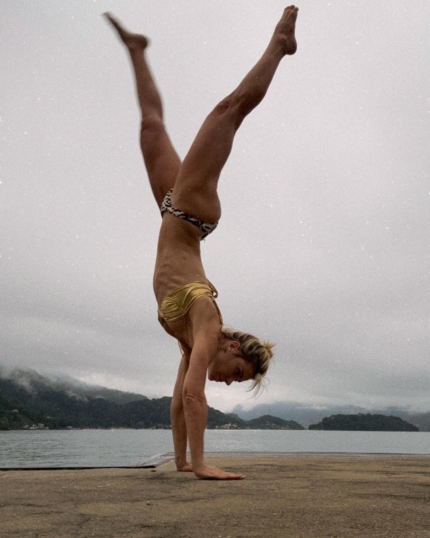 Carolina Dieckmann mostrou acrobacia de biquíni e recebeu elogios - Foto: Reprodução/ Instagram@loracarola