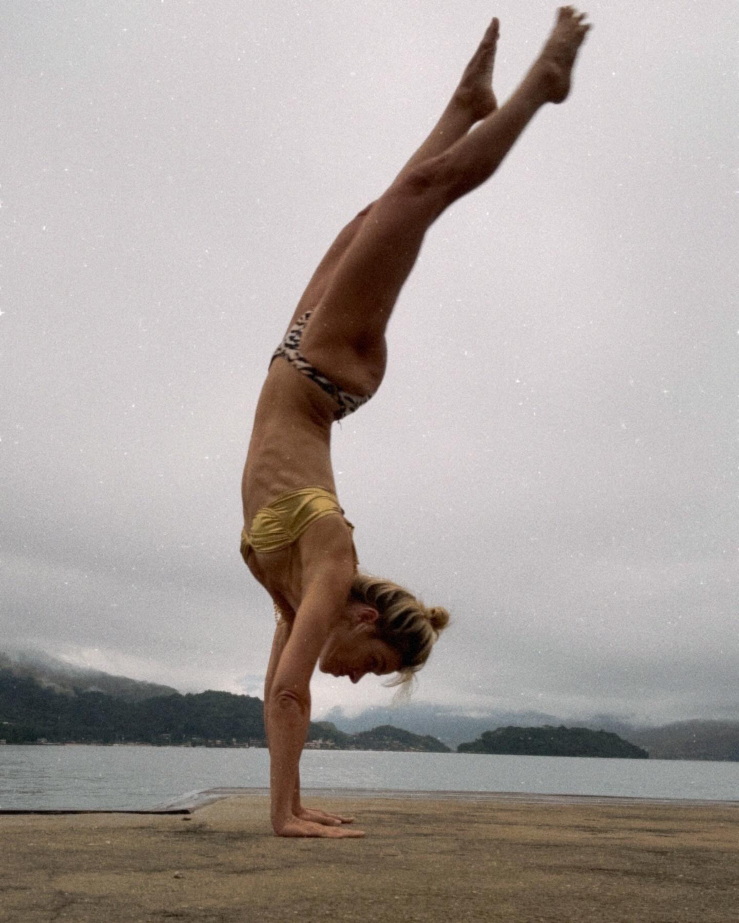 Carolina Dieckmann mostrou acrobacia de biquíni e recebeu elogios - Foto: Reprodução/ Instagram@loracarola