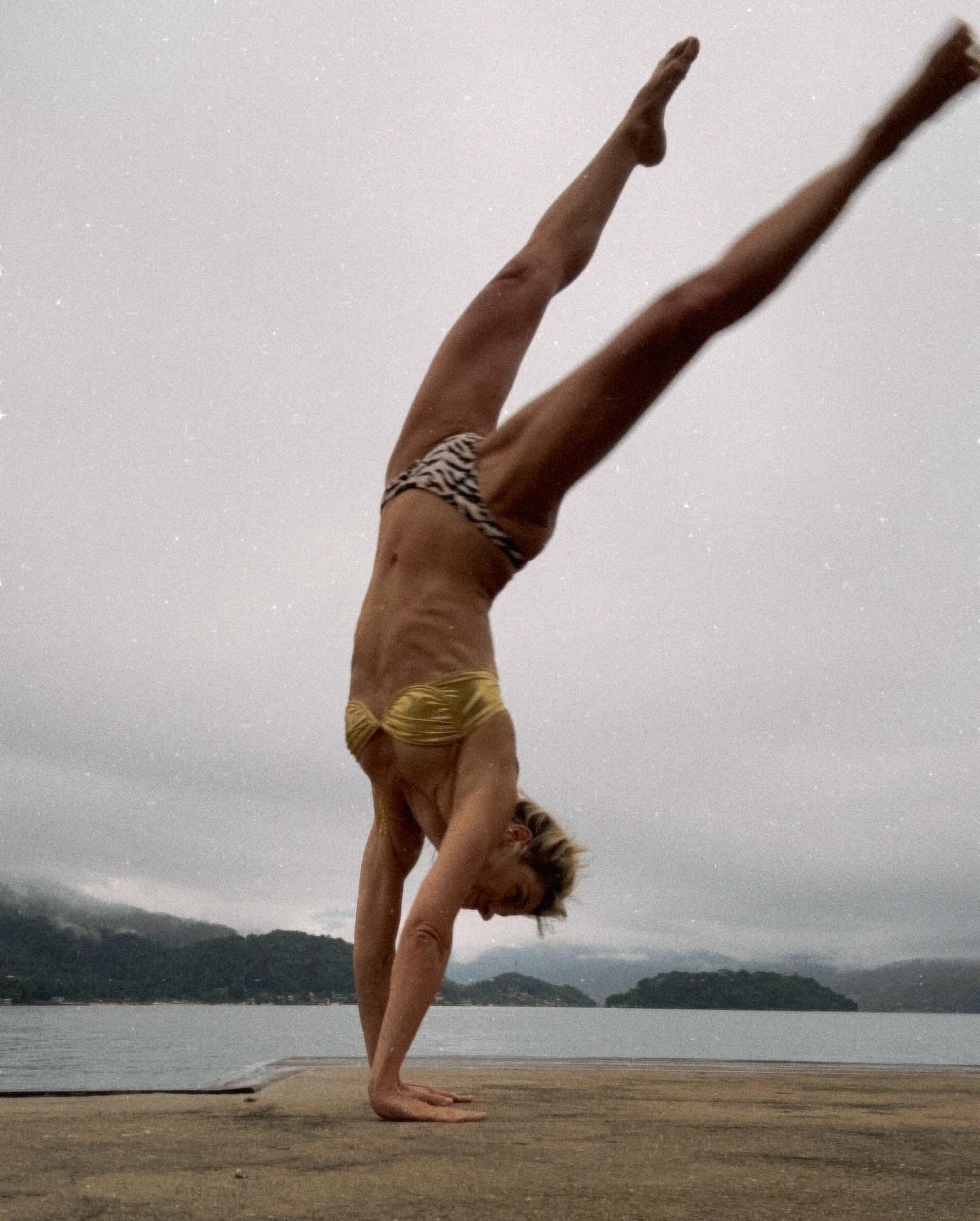 Carolina Dieckmann mostrou acrobacia de biquíni e recebeu elogios - Foto: Reprodução/ Instagram@loracarola