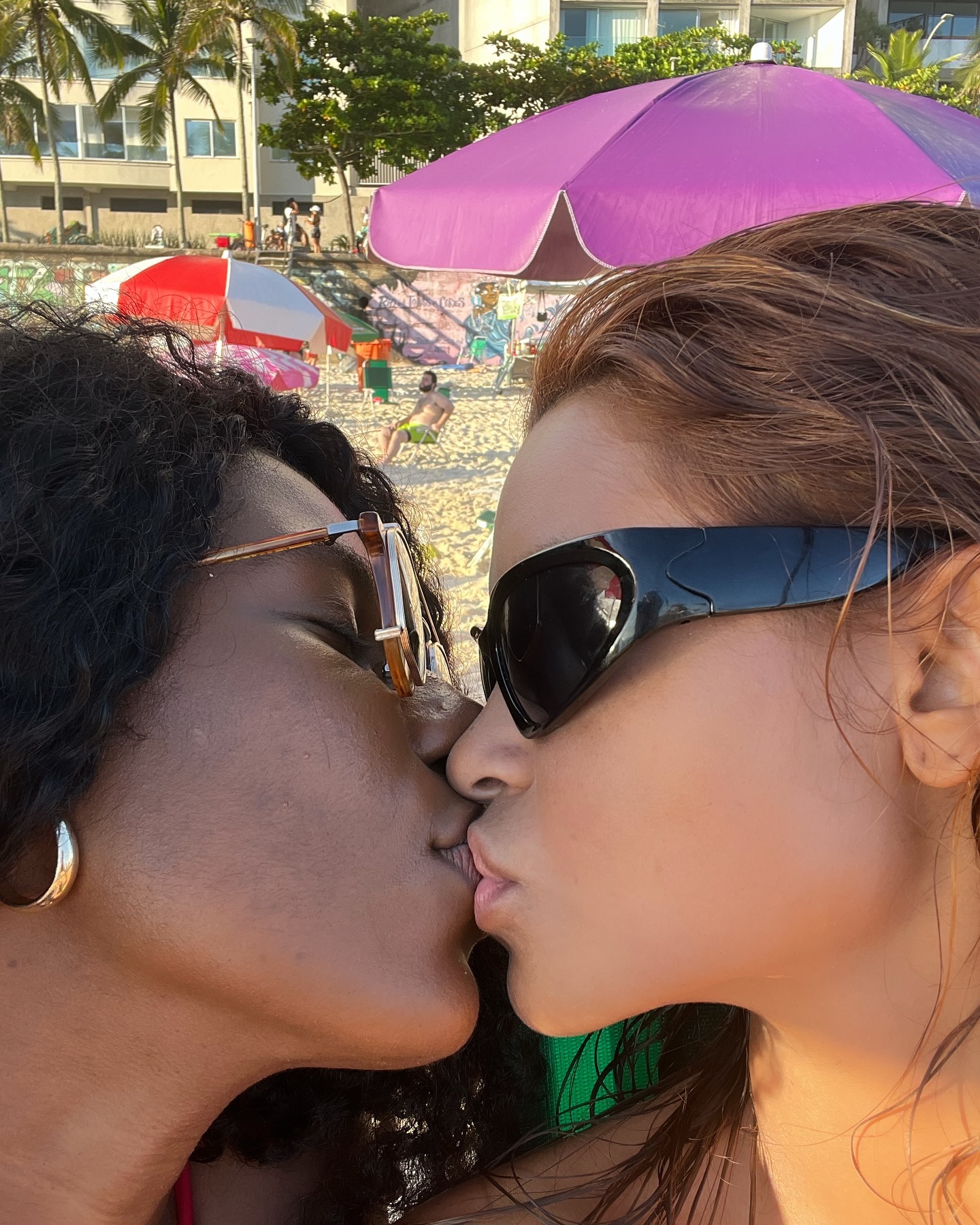 Lucy Alves postou foto de beijo com Indira Nascimento e recebeu elogios - Foto: Reprodução/ Instagram@lucyalves