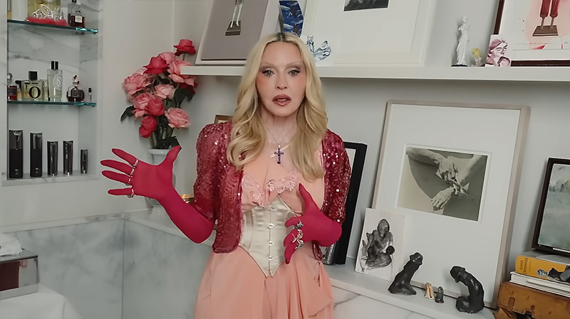 Madonna mostrou esculturas de pênis no banheiro de sua casa - Foto: Reprodução/ YouTube@Vogue