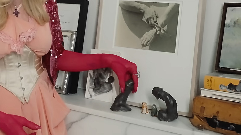 Madonna mostrou esculturas de pênis no banheiro de sua casa - Foto: Reprodução/ YouTube@Vogue