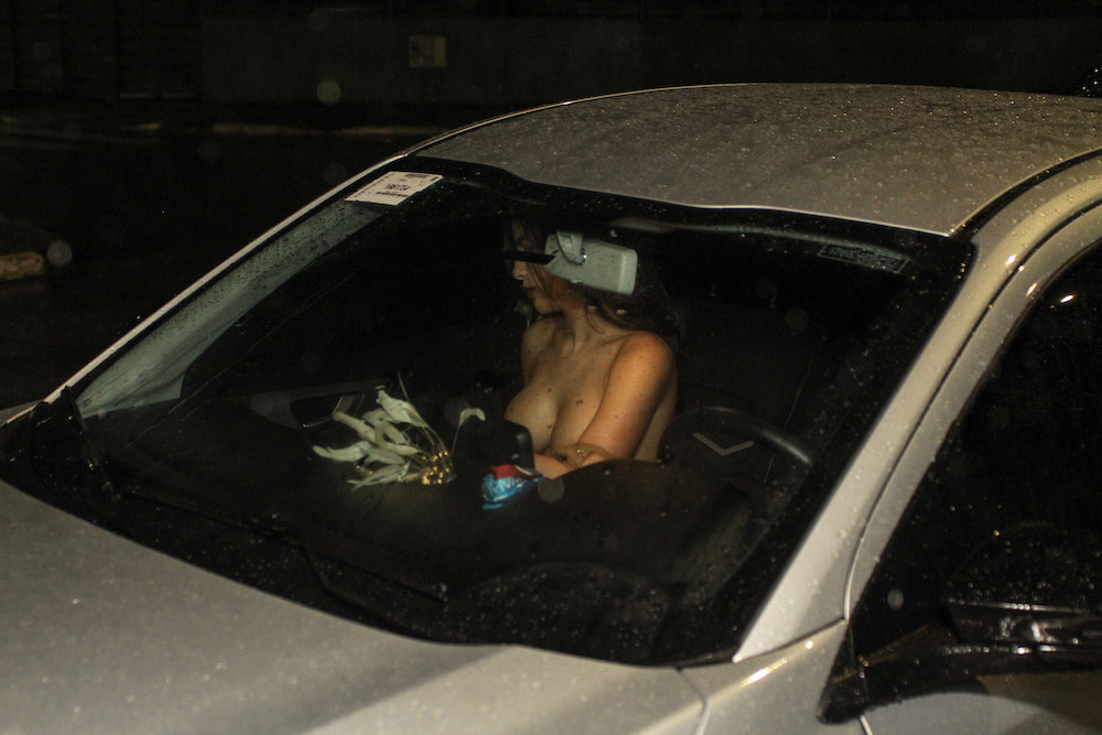 Mariana Marquini decidiu trocar de roupa no carro para ganhar tempo - Foto: Adilson Tapi/ Ag. Explodiu