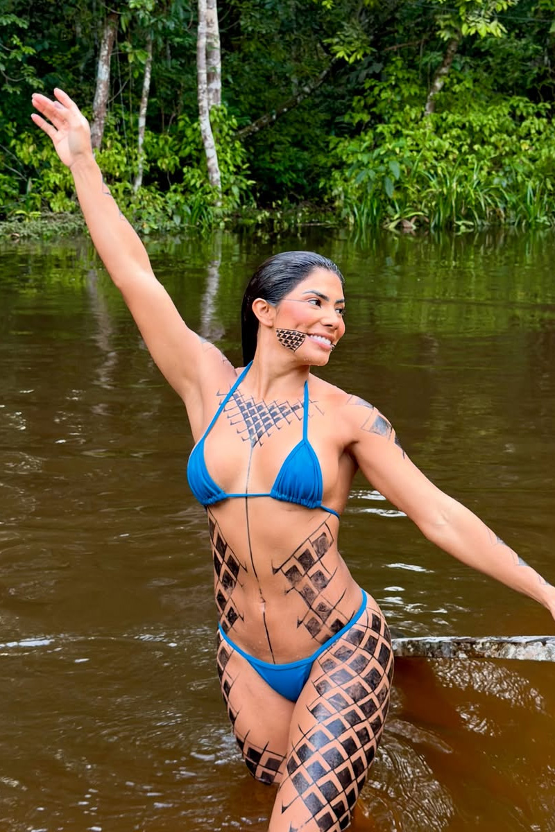 Marciele Albuquerque exibiu grafismos no corpo durante banho de rio - Foto: Reprodução/ Instagram@marciele.albuquerque