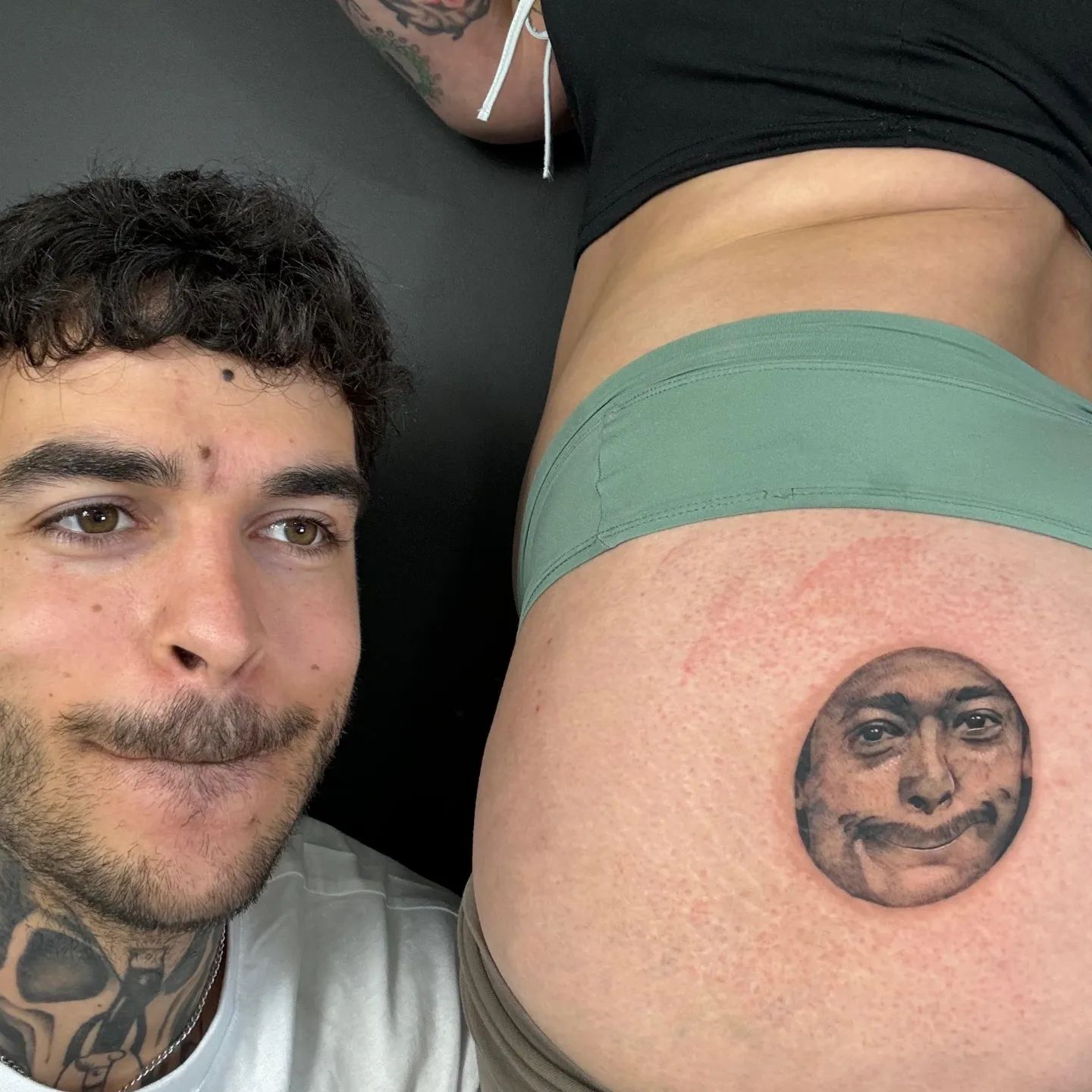 Mariana Romero tatuou rosto de Eduardo Sterblitch no bumbum sem o conhecer - Foto: Reprodução/ Instagram@aly.aza.ink