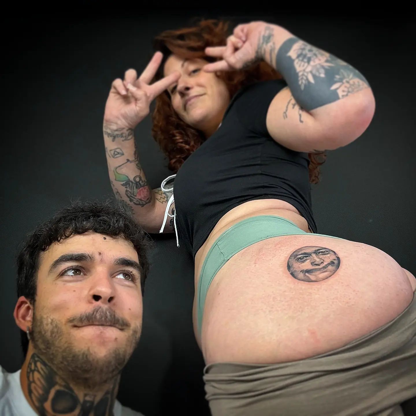 Mariana Romero tatuou rosto de Eduardo Sterblitch no bumbum sem o conhecer - Foto: Reprodução/ Instagram@aly.aza.ink