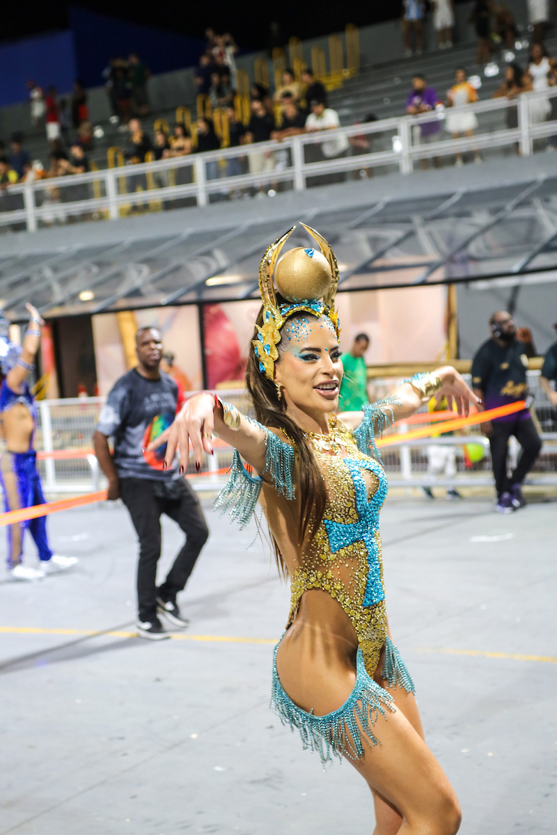 Mari Marquini perdeu tapa-sexo no meio do ensaio técnico da Colorado do Brás - Foto: Adilson Marques/ Divulgação