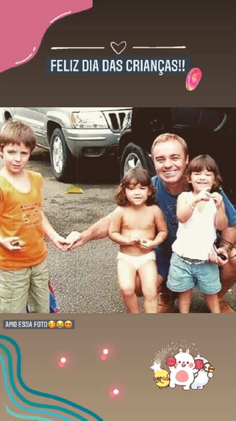 Marina Liberato postou foto ao lado do pai e dos irmãos - Foto: Reprodução/Instagram