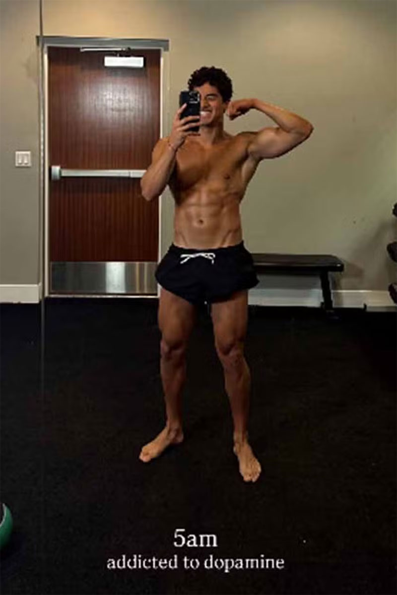 Matheus Fernandes exibiu corpo sarado no espelho após treino - Foto: Reprodução/ Instagram