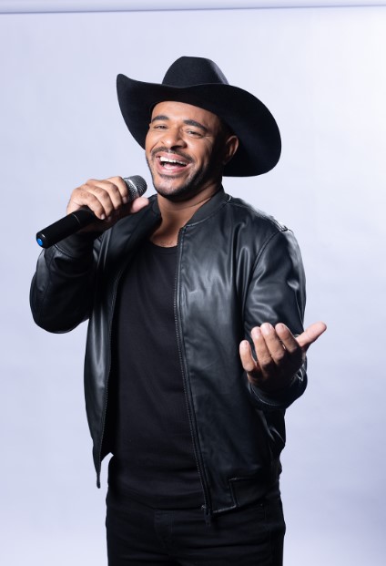A atração será comandada pelo cantor sertanejo mineiro Sandro César, conhecido como “O Boiadeiro”, com mais de 15 anos de carreira
