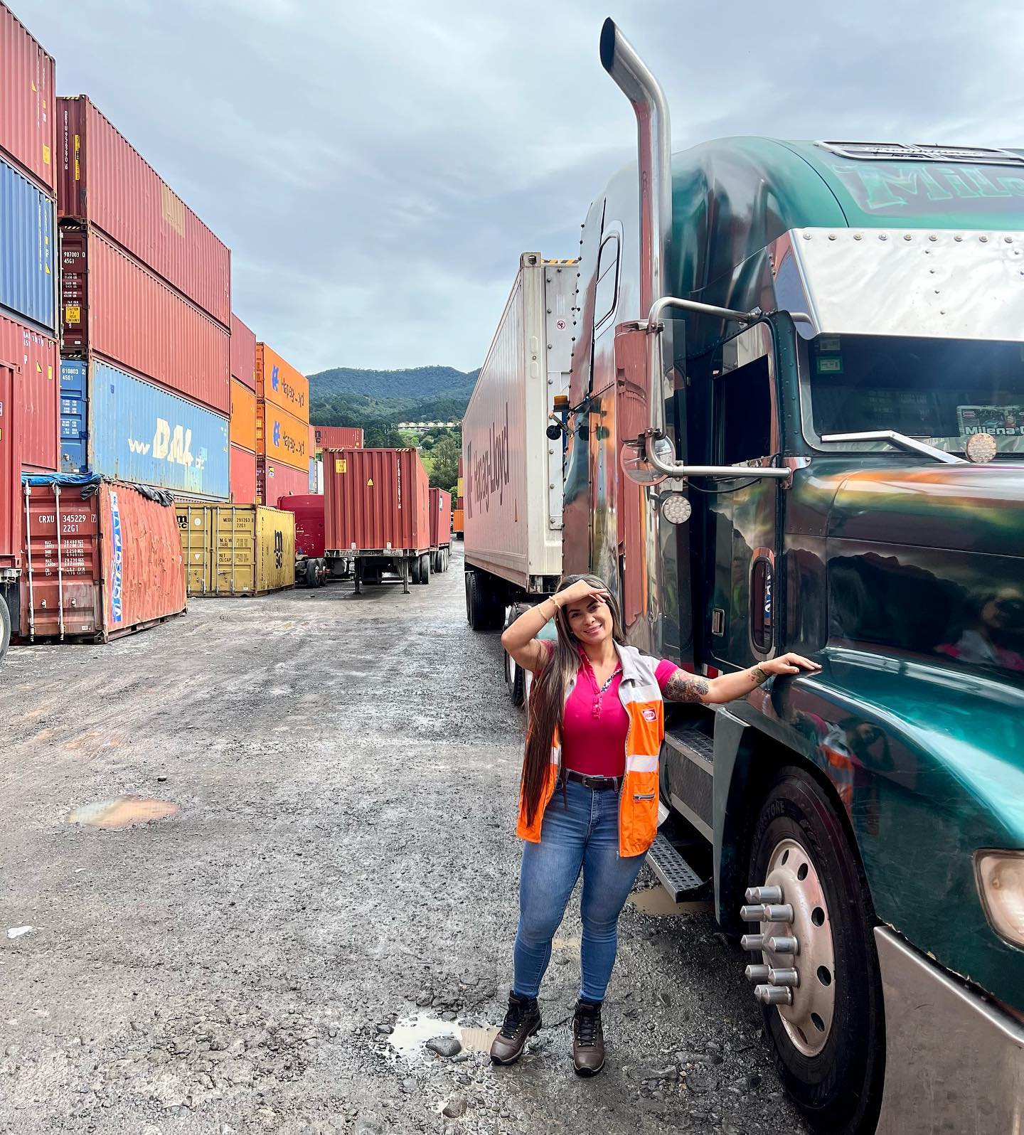 Milena Gonzalez é caminhoneira na Costa Rica - Foto: Reprodução/ @milena08gonzalez