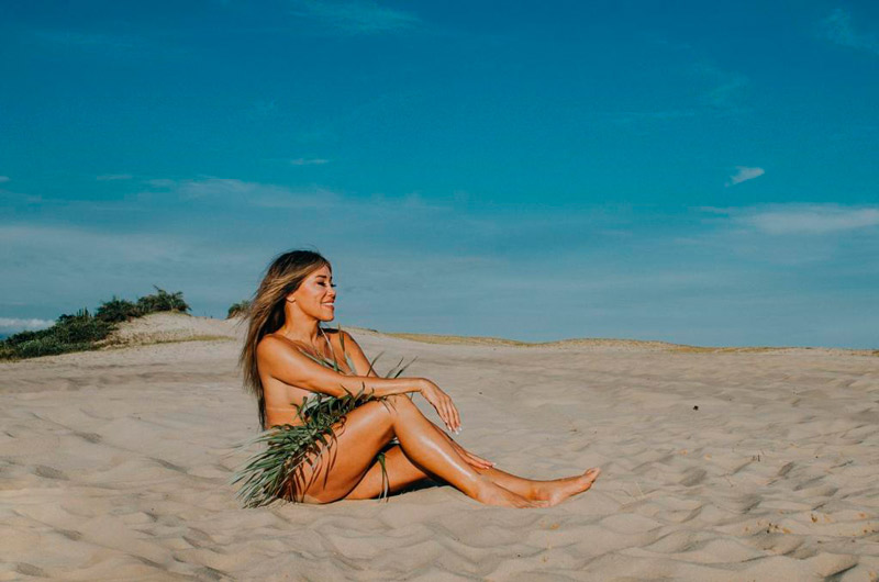 Mulher Abacaxi posou nua na praia após anunciar reconciliação com o marido - Foto: Rayra Lago