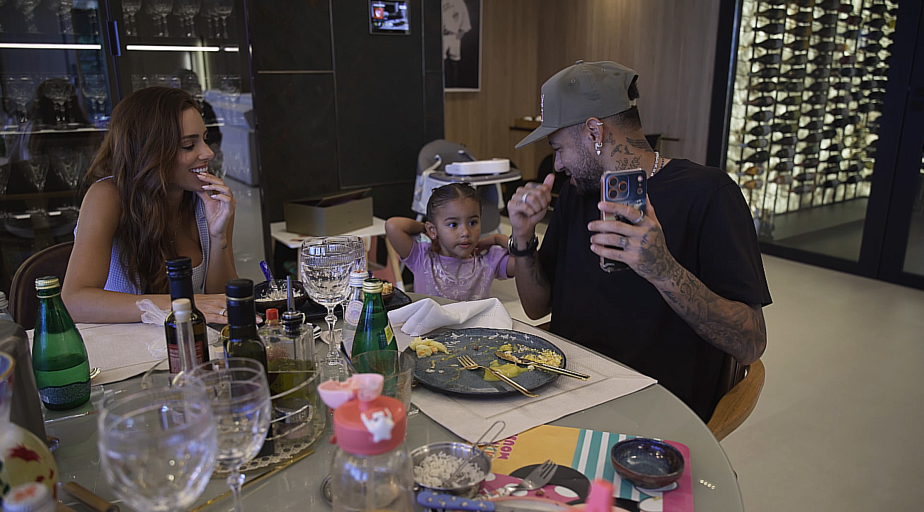 Neymar fez tour pela mansão que divide com a influenciadora Bruna Biancardi - Foto: Reprodução/ YouTube@NeymarJrReal