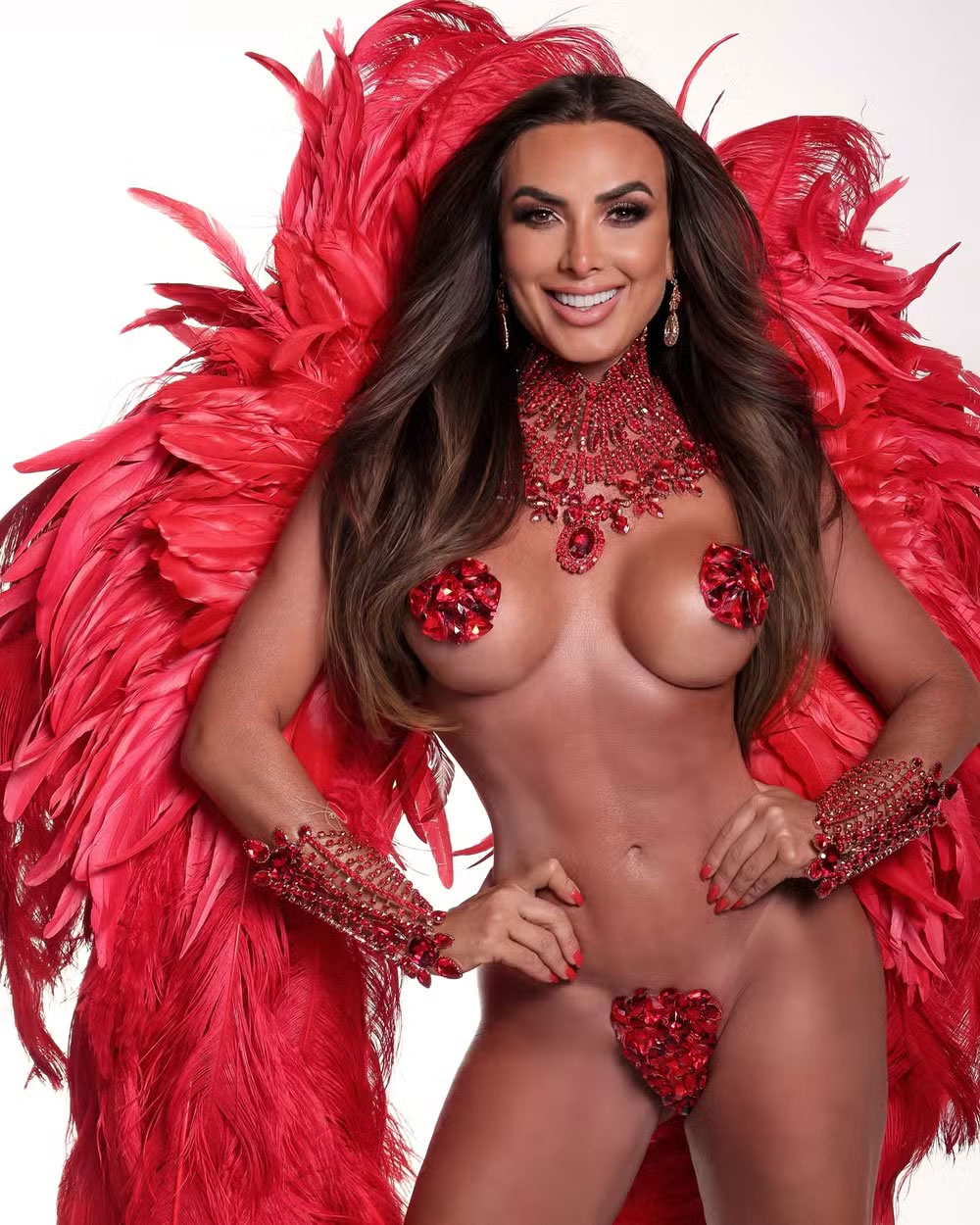 Nicole Bahls posou com tapa-sexo e adesivo nos seios em ensaio - Foto: Vinny Nunes/ Divulgação/ Revista Adames