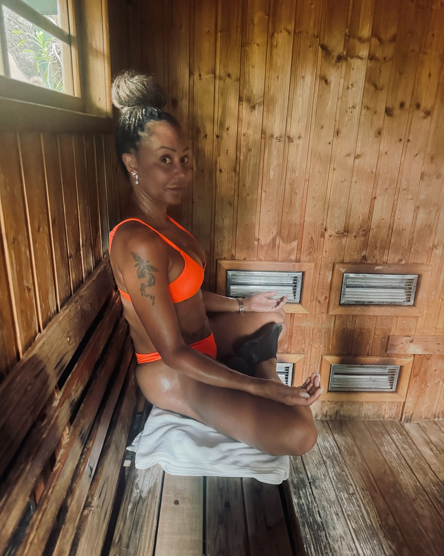 Mel B postou foto nua em sauna e revelou autocuidados - Foto: Reprodução/ Instagram@officialmelb