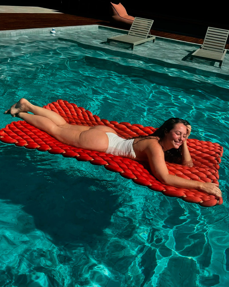 Paolla Oliveira exibiu corpo real na piscina em fotos sem filtro - Foto: Reprodução/ @paollaoliveirareal