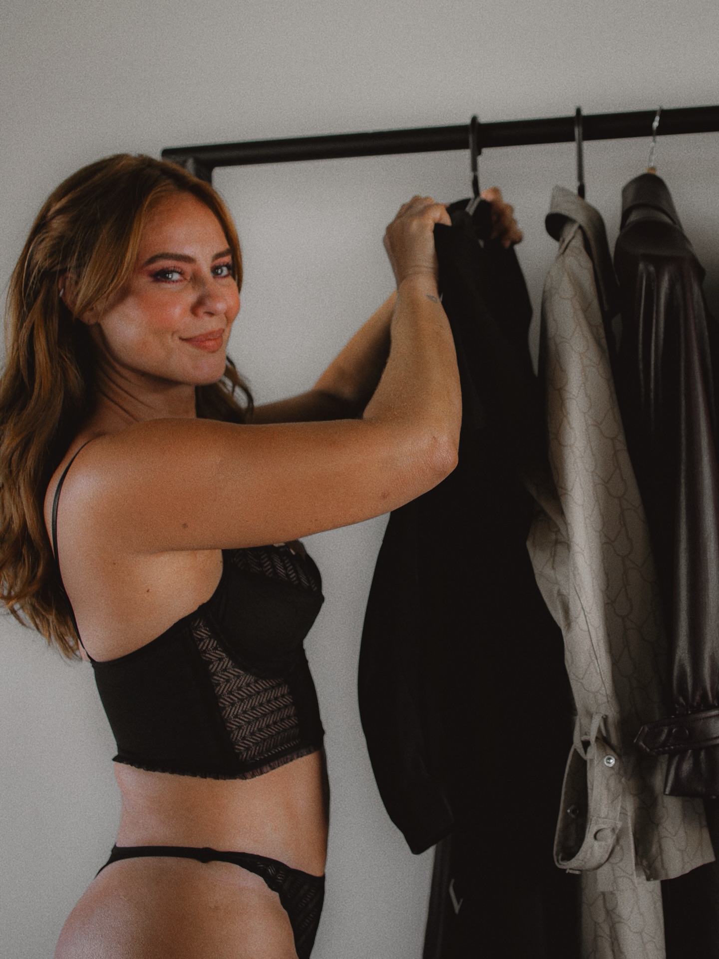 Paolla Oliveira mostrou suas lingeries favoritas em ensaio - Foto: Reprodução/ Instagram@paollaoliveirareal e @demillusbr