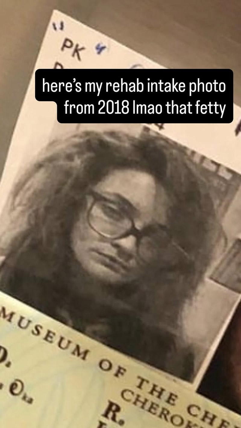 Paris Jackson no dia em que foi internada, e em foto atual - Foto: Reprodução/ Instagram@parisjackson