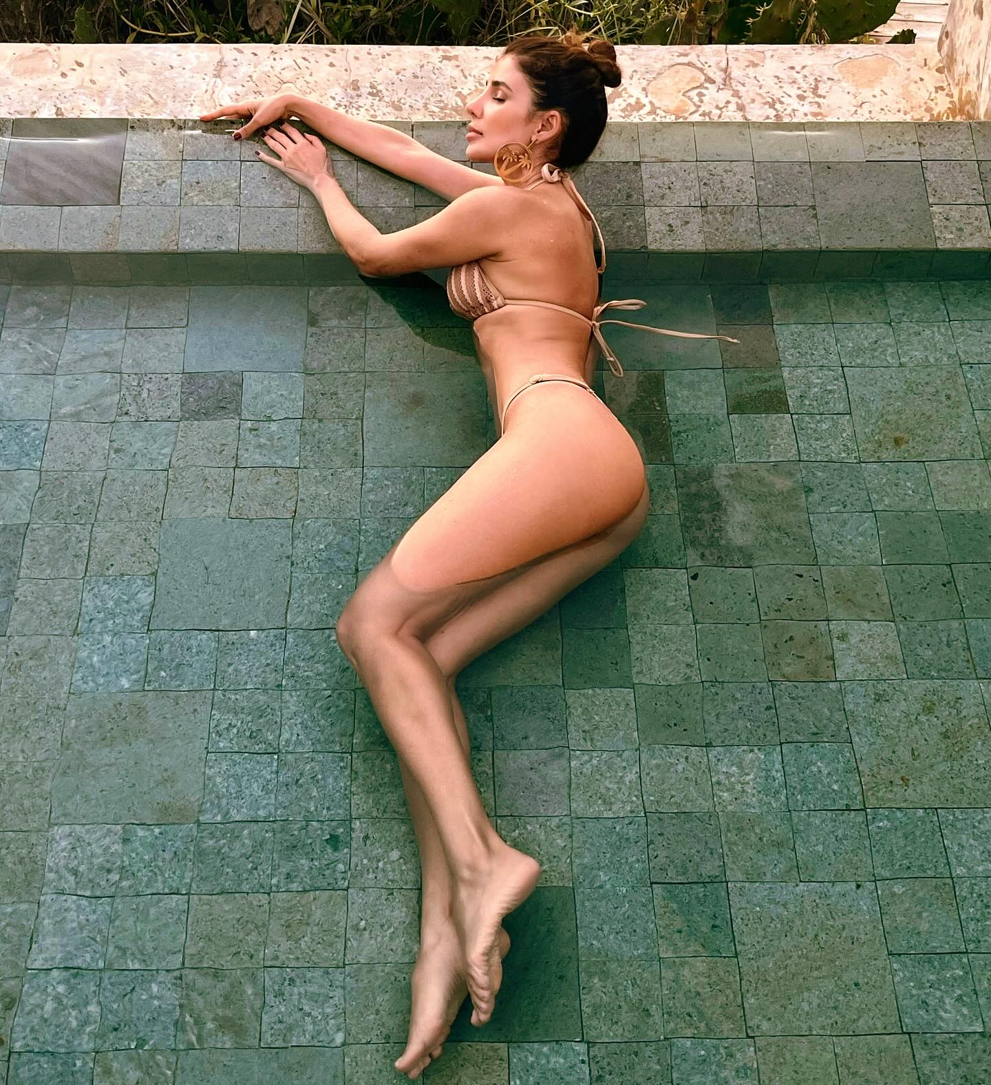 Paula Fernandes exibiu as curvas de biquíni ao falar sobre o sucesso - Foto: Reprodução/ Instagram@paulafernandes