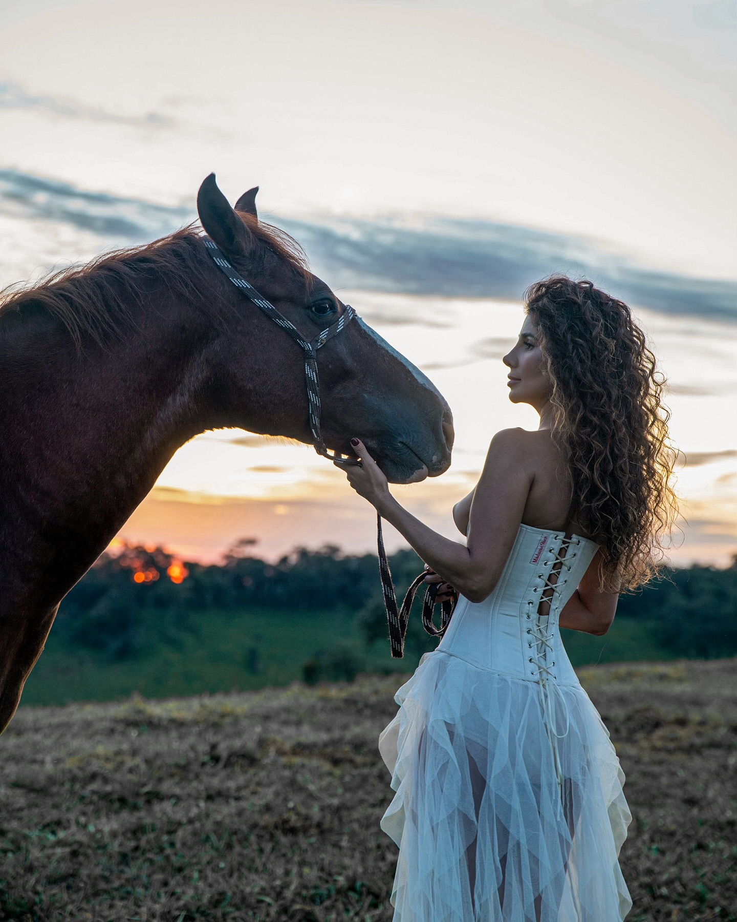 Paula Fernandes fez fotos ousadas em fazenda - Foto: Reprodução/ Instagram@paulafernandes e @brunofioravanti