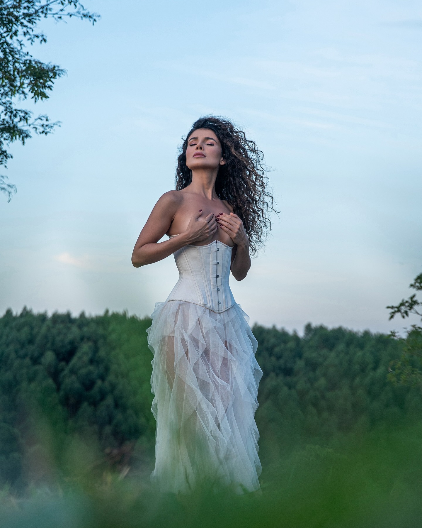 Paula Fernandes fez fotos ousadas em fazenda - Foto: Reprodução/ Instagram@paulafernandes e @brunofioravanti