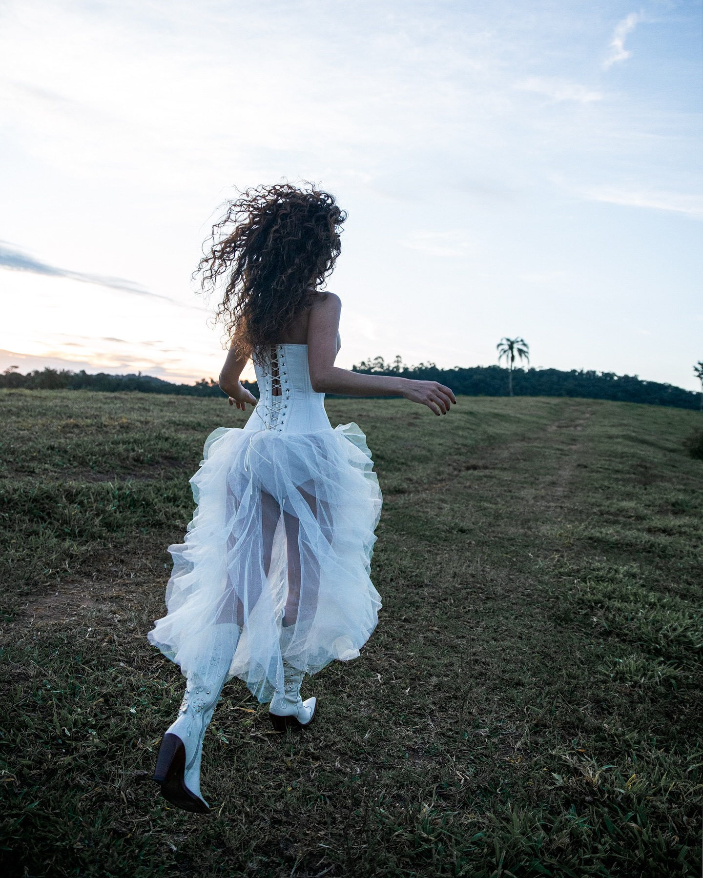 Paula Fernandes fez fotos ousadas em fazenda - Foto: Reprodução/ Instagram@paulafernandes e @brunofioravanti