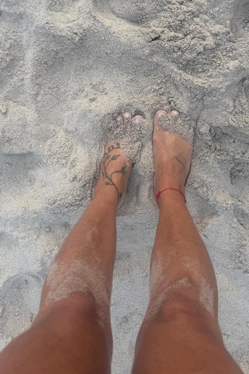 Priscila Sol postou fotos de biquíni na praia e comemorou a chegada dos 46 anos - Foto: Reprodução/ Instagram@prisol