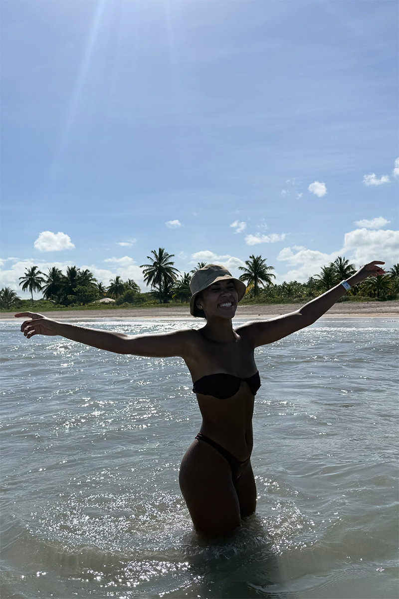 Ramille aproveitou praia em Maceió após o término da novela e do namoro com Filipe Bragança - Foto: Reprodução/ Instagram@ramillexs