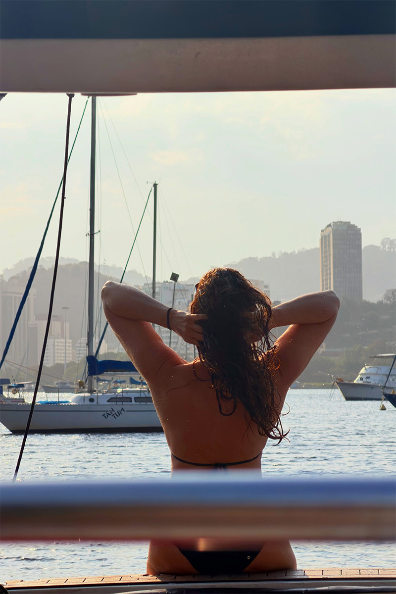 Regina Volpato posou de topless durante passeio de barco - Foto: Reprodução/ Instagram@regina_volpato