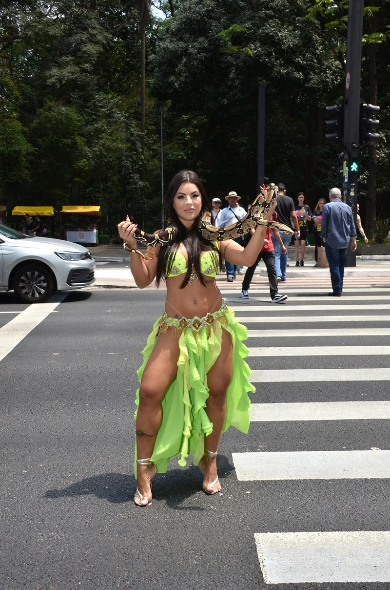 Rosana Ferreira posou com serpente na Av. Paulista - Foto: JDomingos/ CO Assessoria