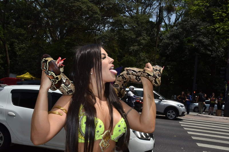 Rosana Ferreira posou com serpente na Av. Paulista - Foto: JDomingos/ CO Assessoria