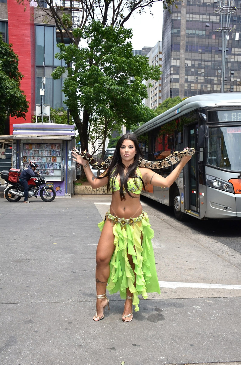 Rosana Ferreira posou com serpente na Av. Paulista - Foto: JDomingos/ CO Assessoria