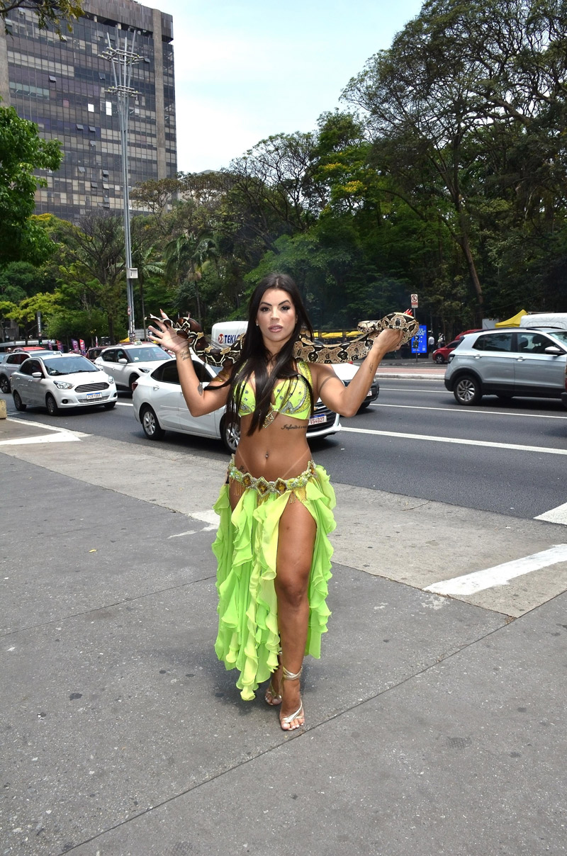 Rosana Ferreira posou com serpente na Av. Paulista - Foto: JDomingos/ CO Assessoria