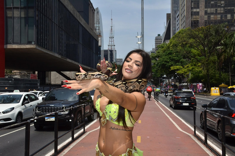 Rosana Ferreira posou com serpente na Av. Paulista - Foto: JDomingos/ CO Assessoria