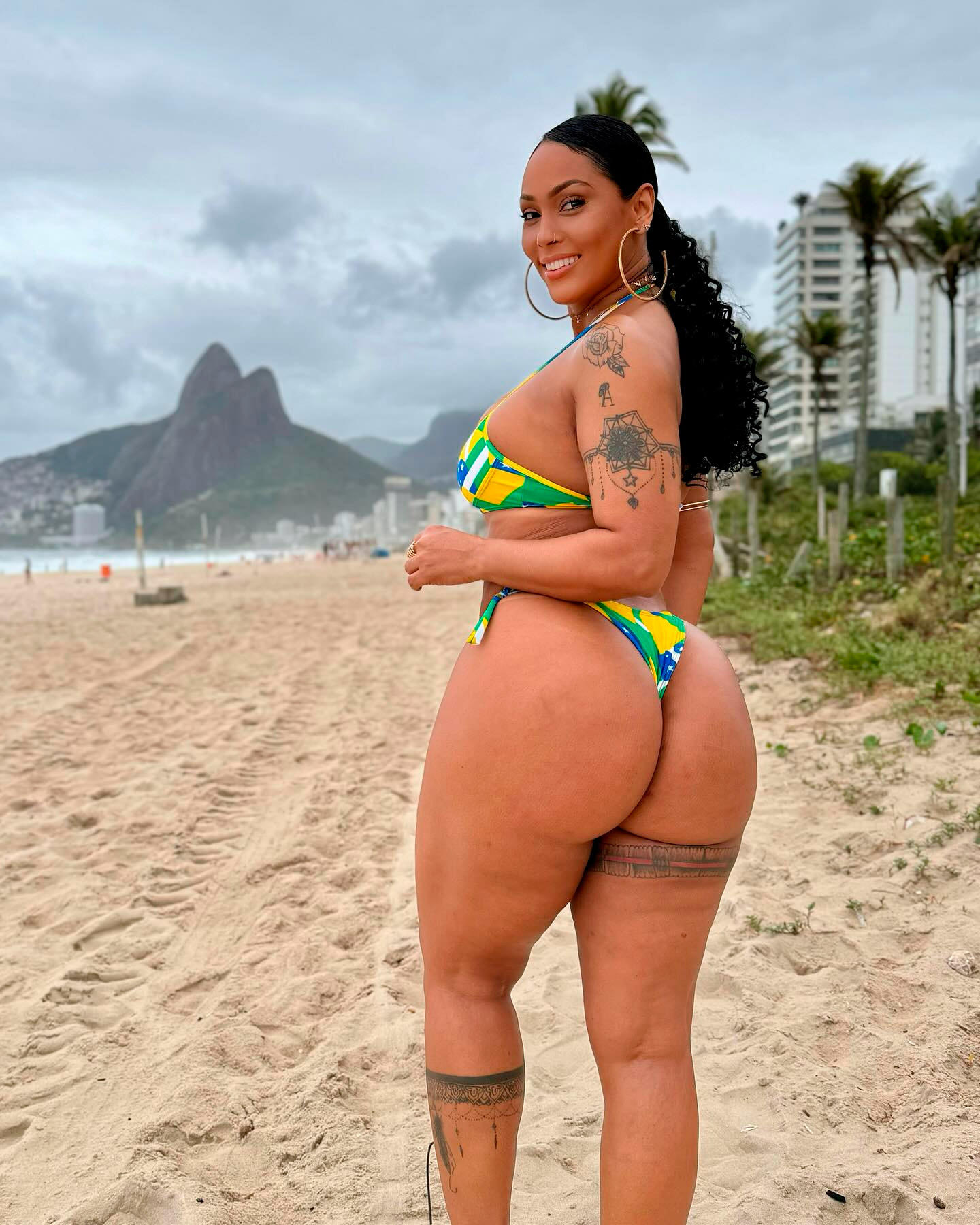 Rosiane Pinheiro exibiu as novas curvas um mês após plásticas - Foto: Reprodução/ Instagram@rosianepinheiro