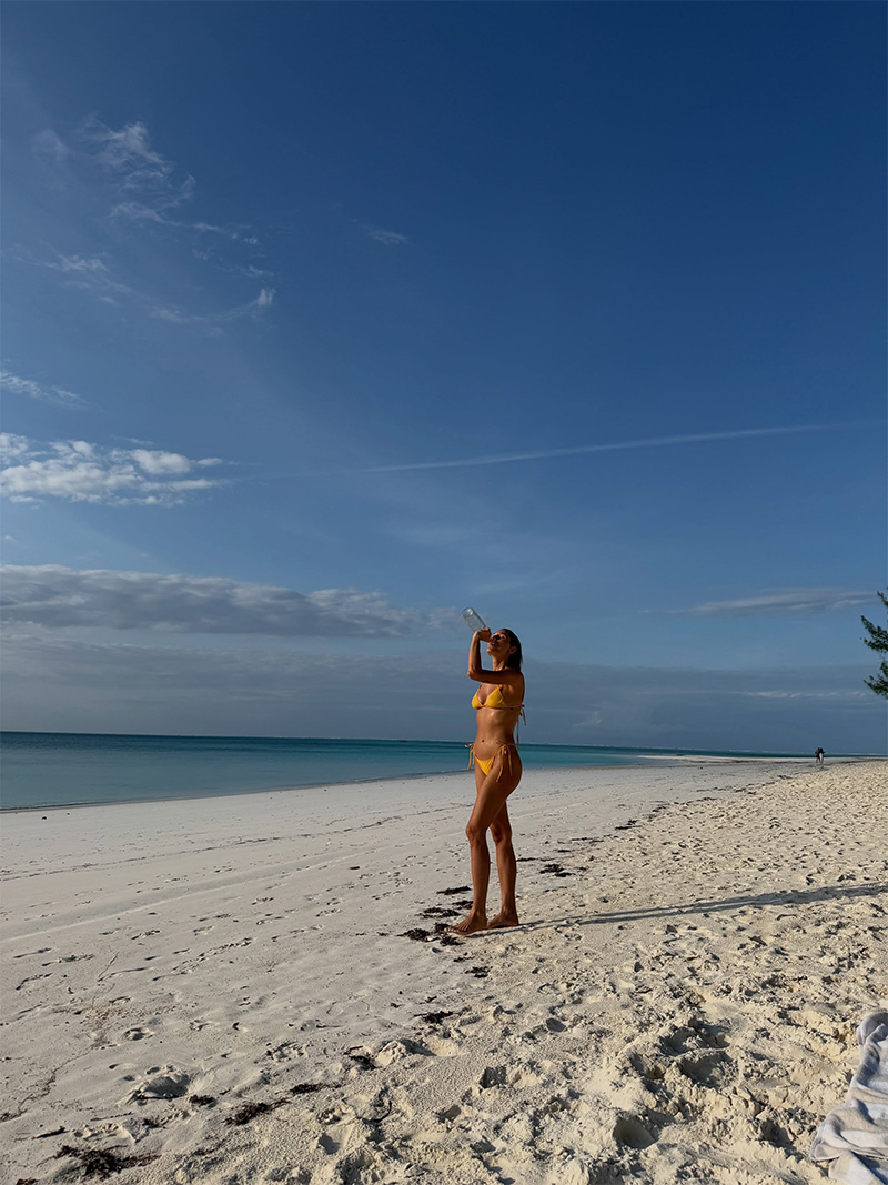 Sasha Meneghel posou de biquíni em praia na Tanzânia - Foto: Reprodução/ Instagram@sashameneghel
