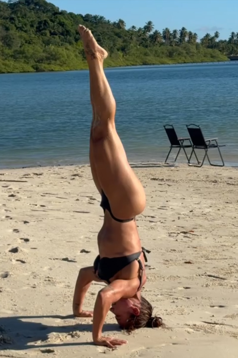 Scheila Carvalho recebeu elogios ao ostentar abdômen sarado de biquíni - Foto: Reprodução/ Instagram@scheilacarvalhooficial