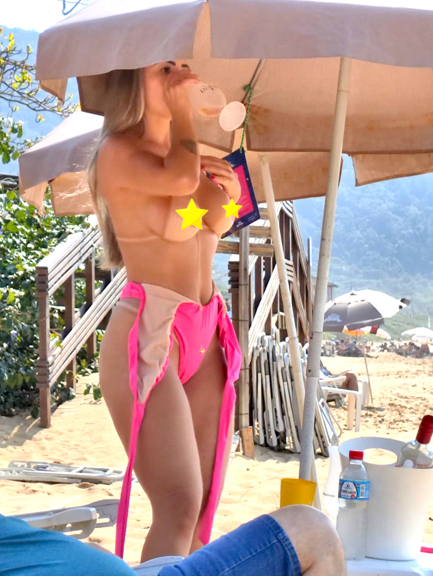 Simone Oliveira foi flagrada de topless na praia - Foto: Luis Oliveira/ Ag. Fama Pop