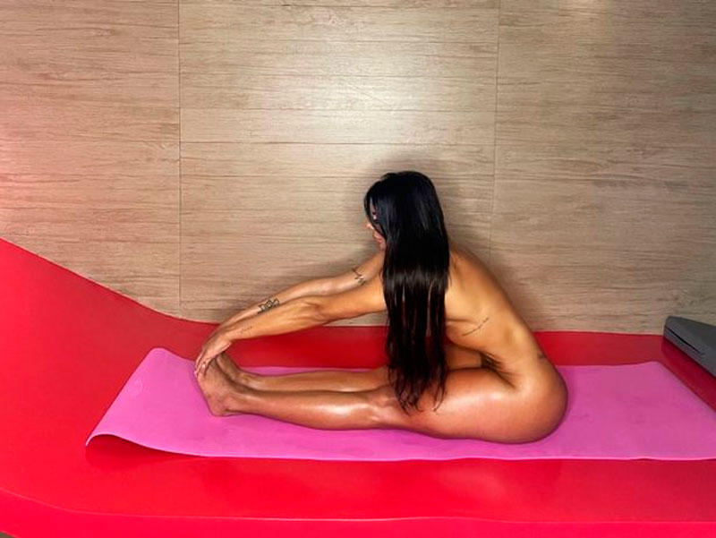 Suzy Cortez dá aula de ioga nua no OnlyFans